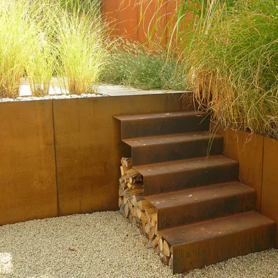 Gradini da giardino in acciaio corten con muro di contenimento e bordatura orizzontale